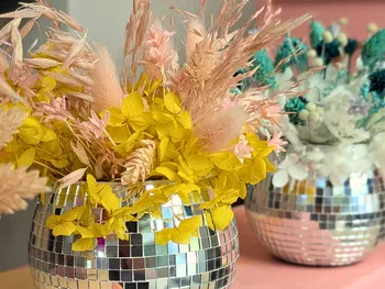 Composez votre boule disco en fleurs séchées