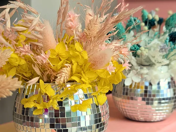 Composez votre boule disco en fleurs séchées