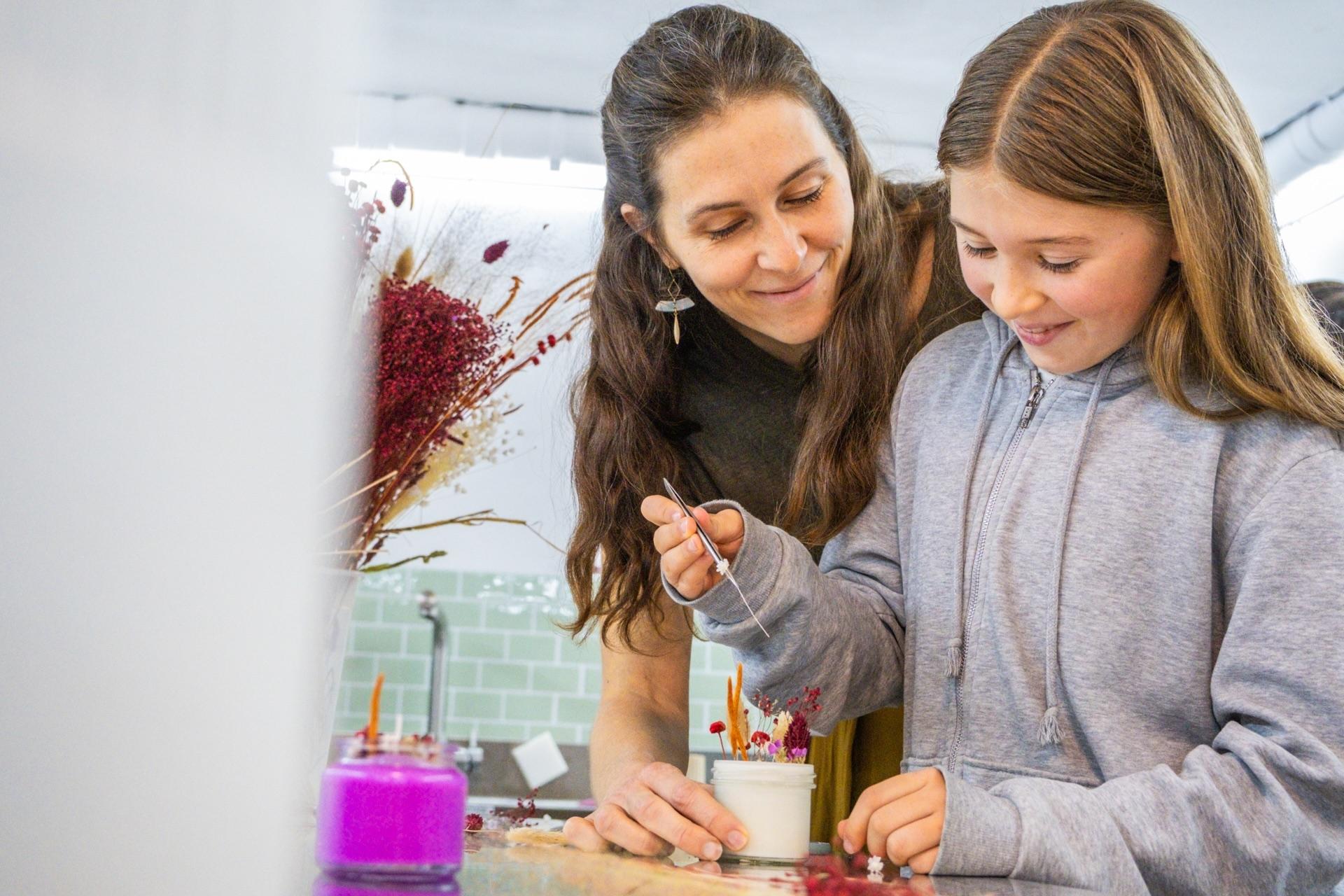 Créez un baume, bougie et bombe de bain colorés et pailletés avec votre enfant accompagnés par Cloé - Afbeelding nr. 6 - Wecandoo