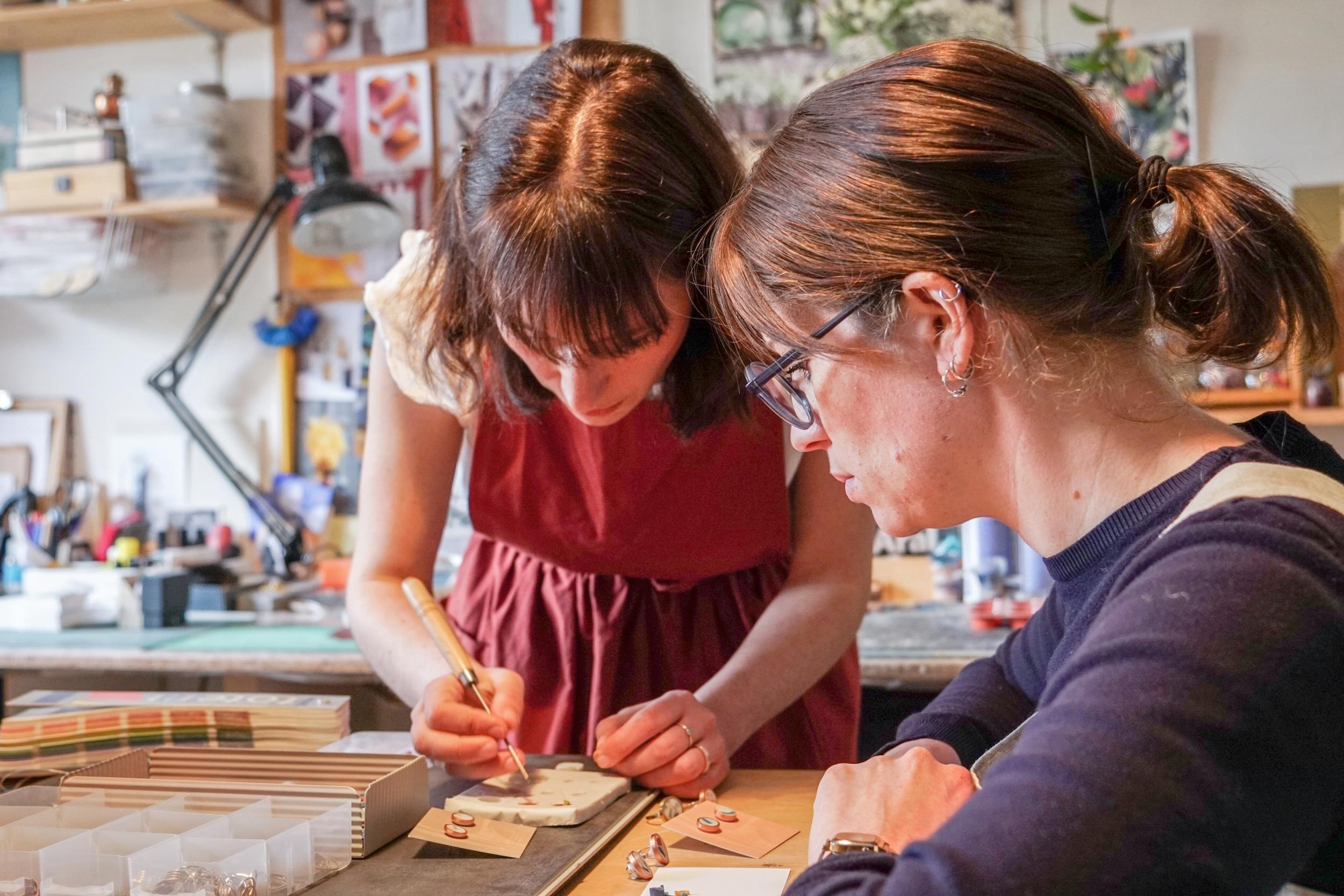 Fabriquez votre broche ou collier en résine colorée - Image n°7 - Wecandoo