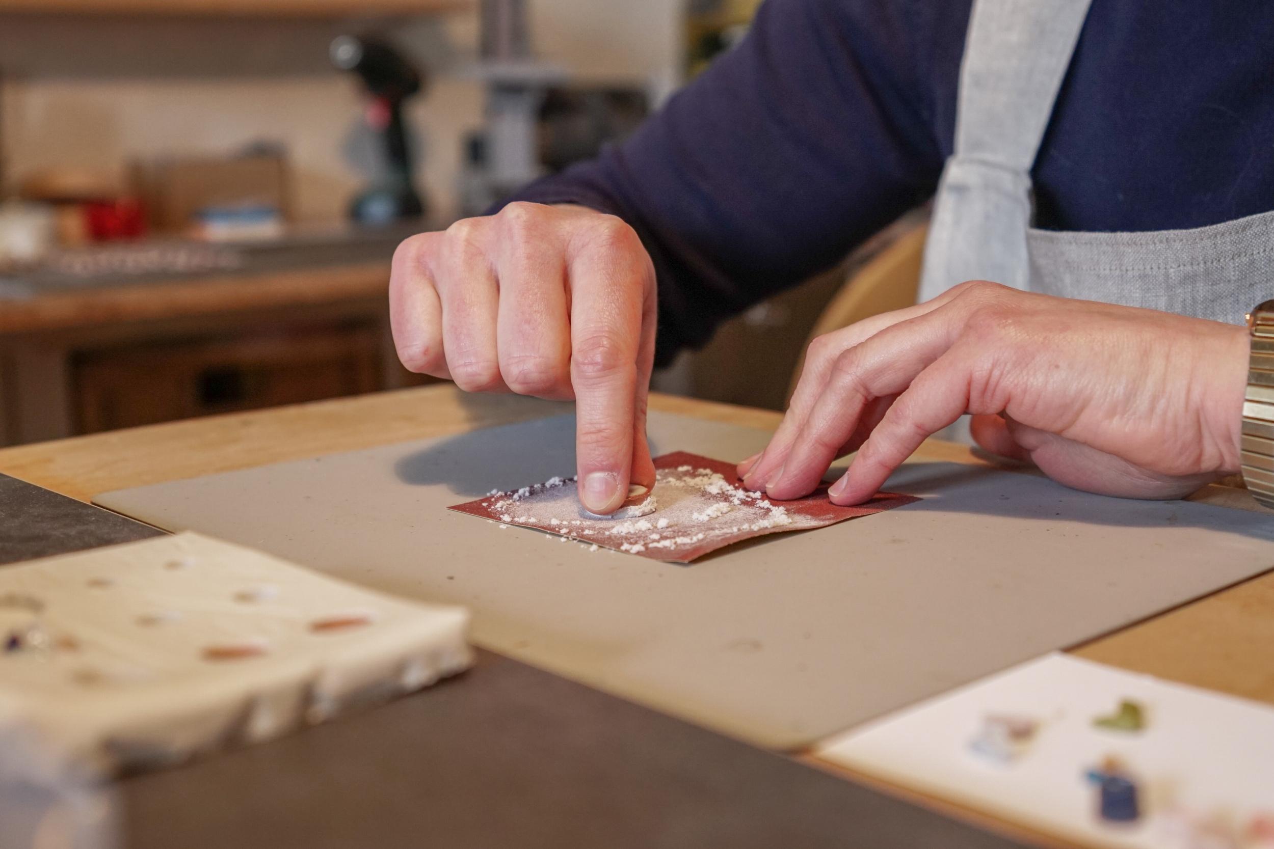 Fabriquez votre broche ou collier en résine colorée - Image n°9 - Wecandoo