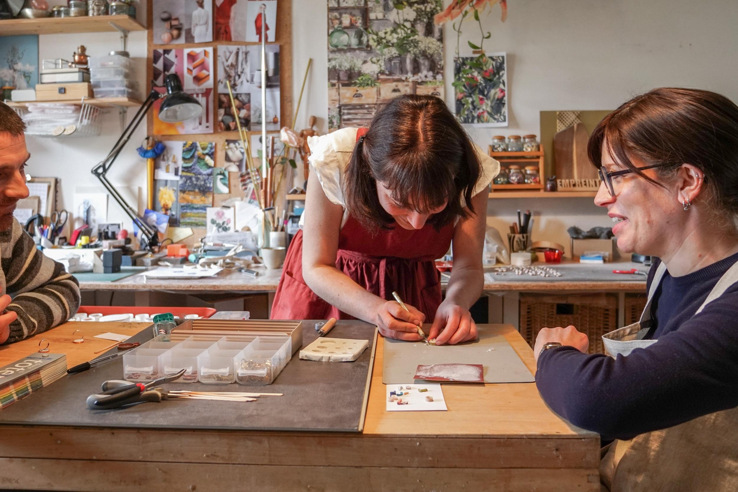 Fabriquez votre broche ou collier en résine colorée - Image n°10 - Wecandoo