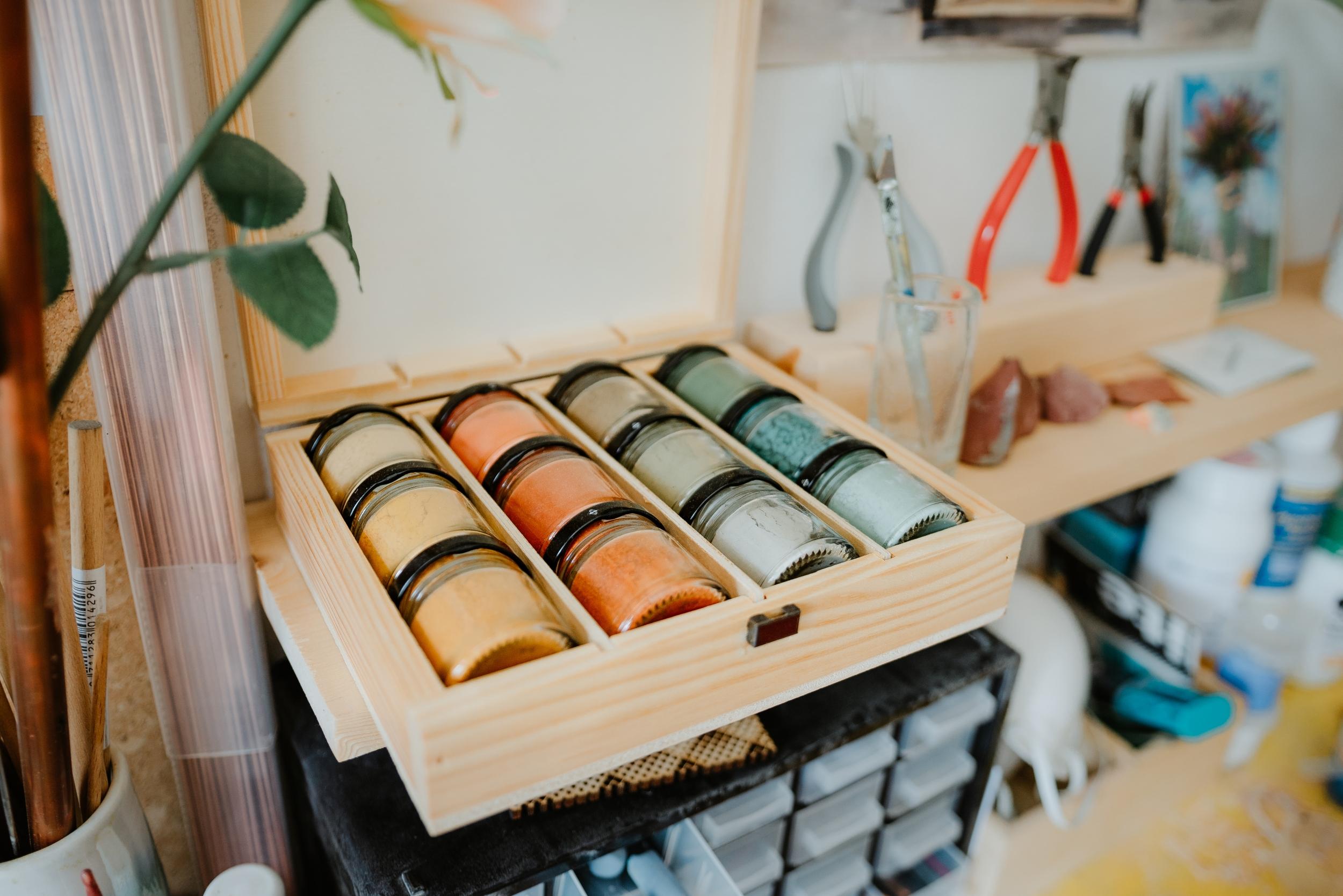 Fabriquez votre broche ou collier en résine colorée - Image n°11 - Wecandoo