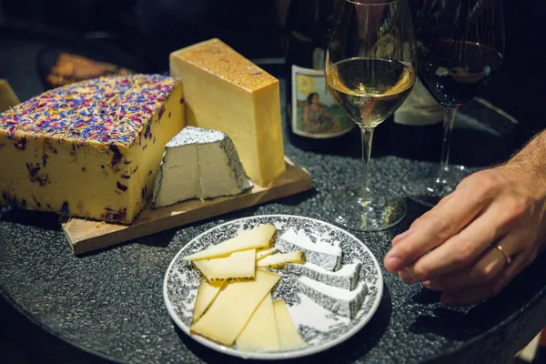 Découvrez les accords vins et fromages avec Matthieu - Image n°4 - Wecandoo