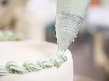 Assemblez et décorez votre layer cake