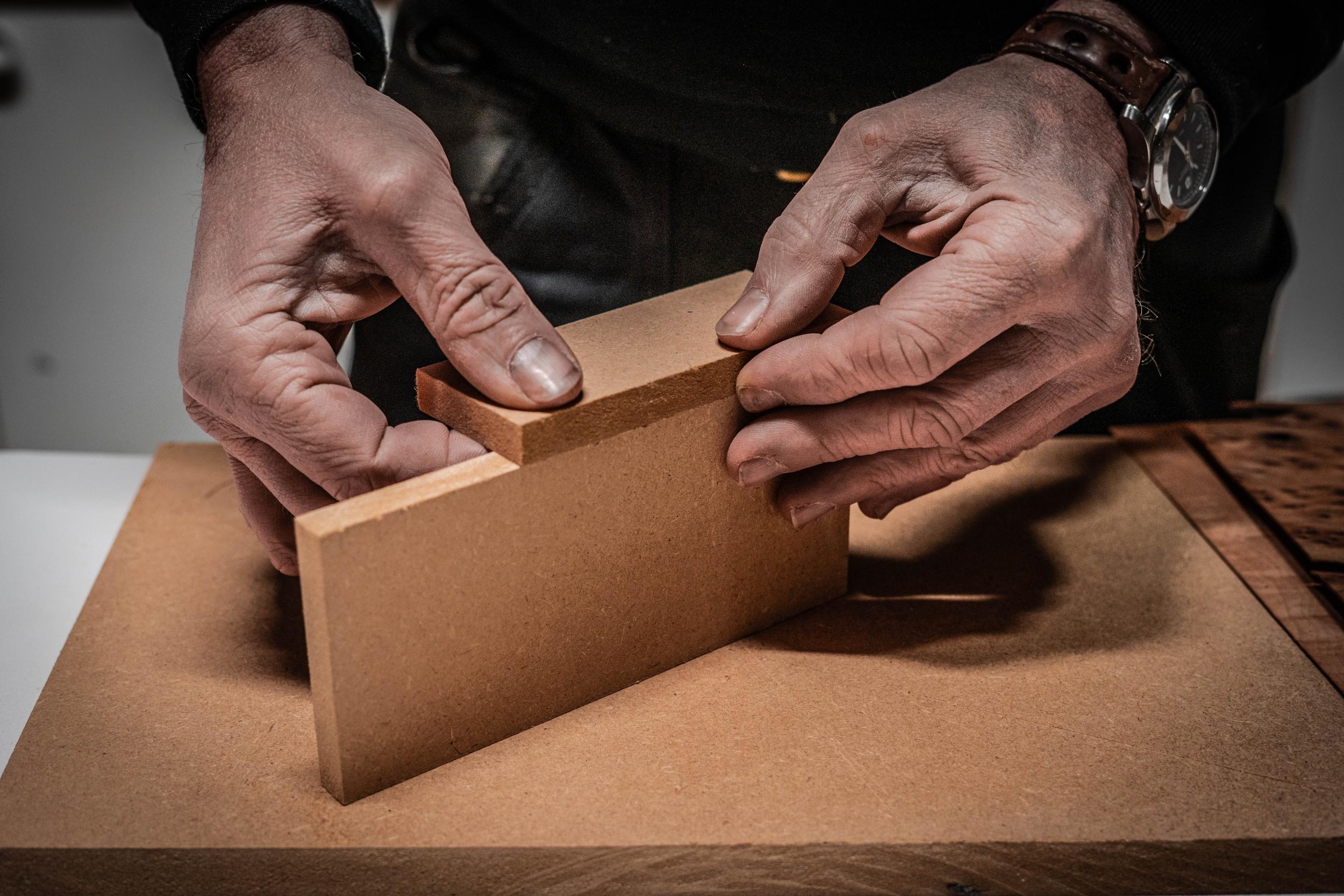 Réalisez votre parure de bureau en marqueterie de bois avec David - Image n°5 - Wecandoo