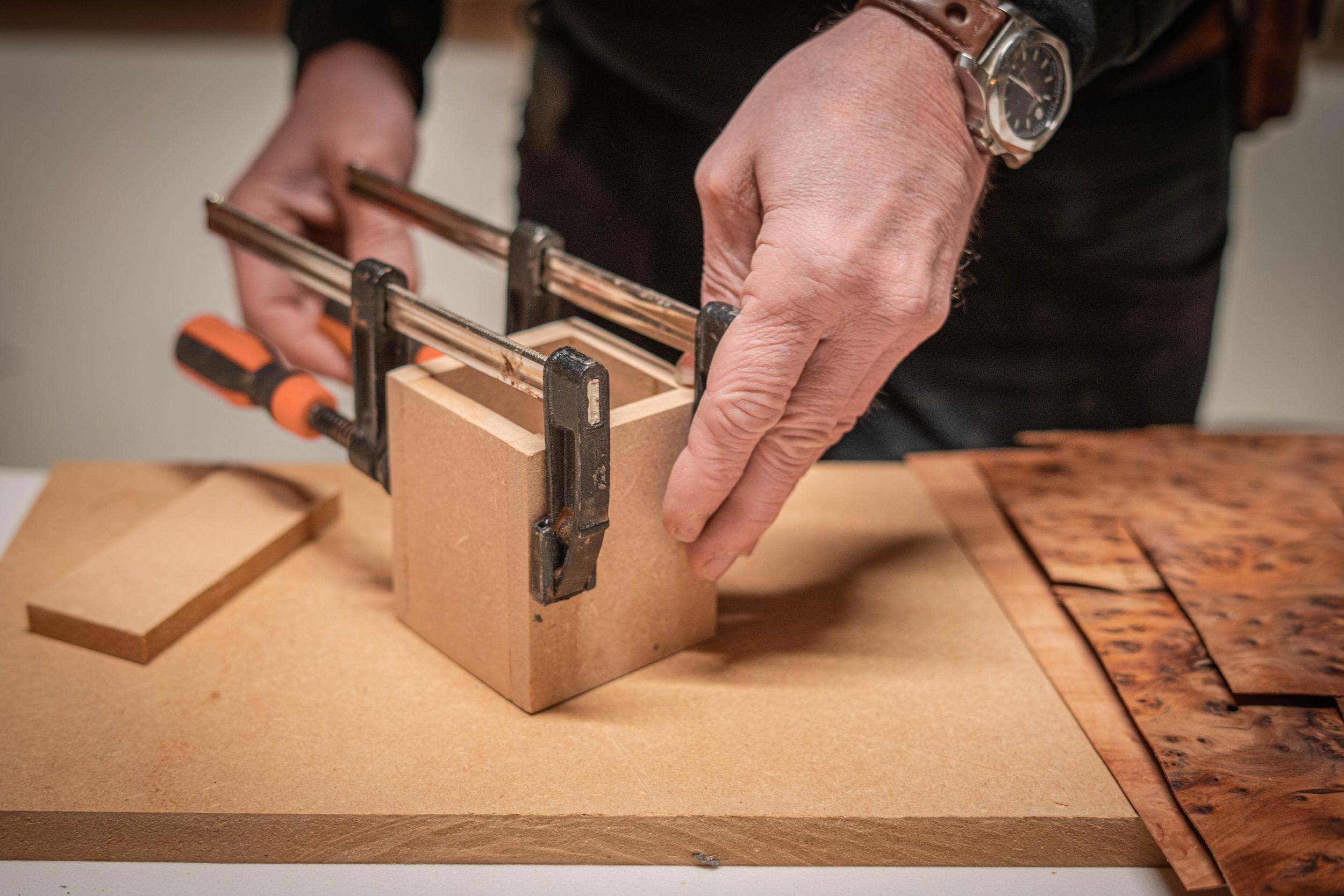 Réalisez votre parure de bureau en marqueterie de bois avec David - Image n°9 - Wecandoo