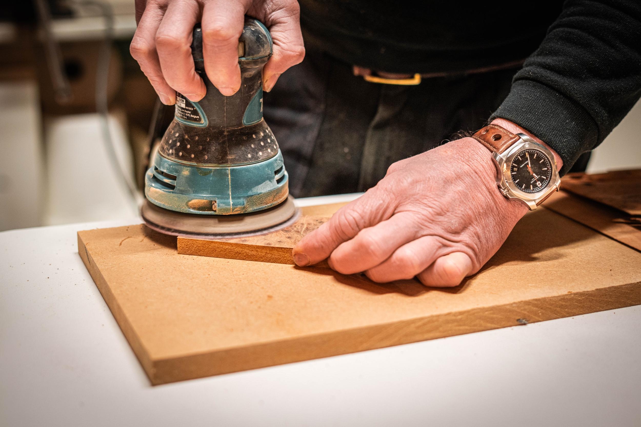 Réalisez votre parure de bureau en marqueterie de bois avec David - Image n°3 - Wecandoo