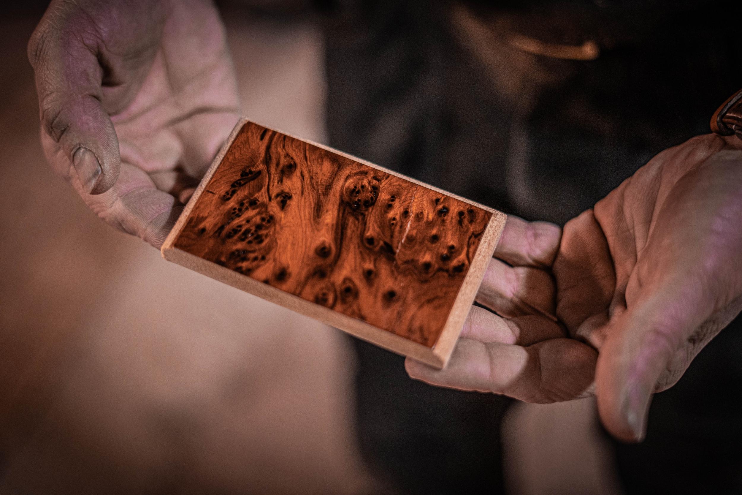 Réalisez votre parure de bureau en marqueterie de bois avec David - Image n°2 - Wecandoo