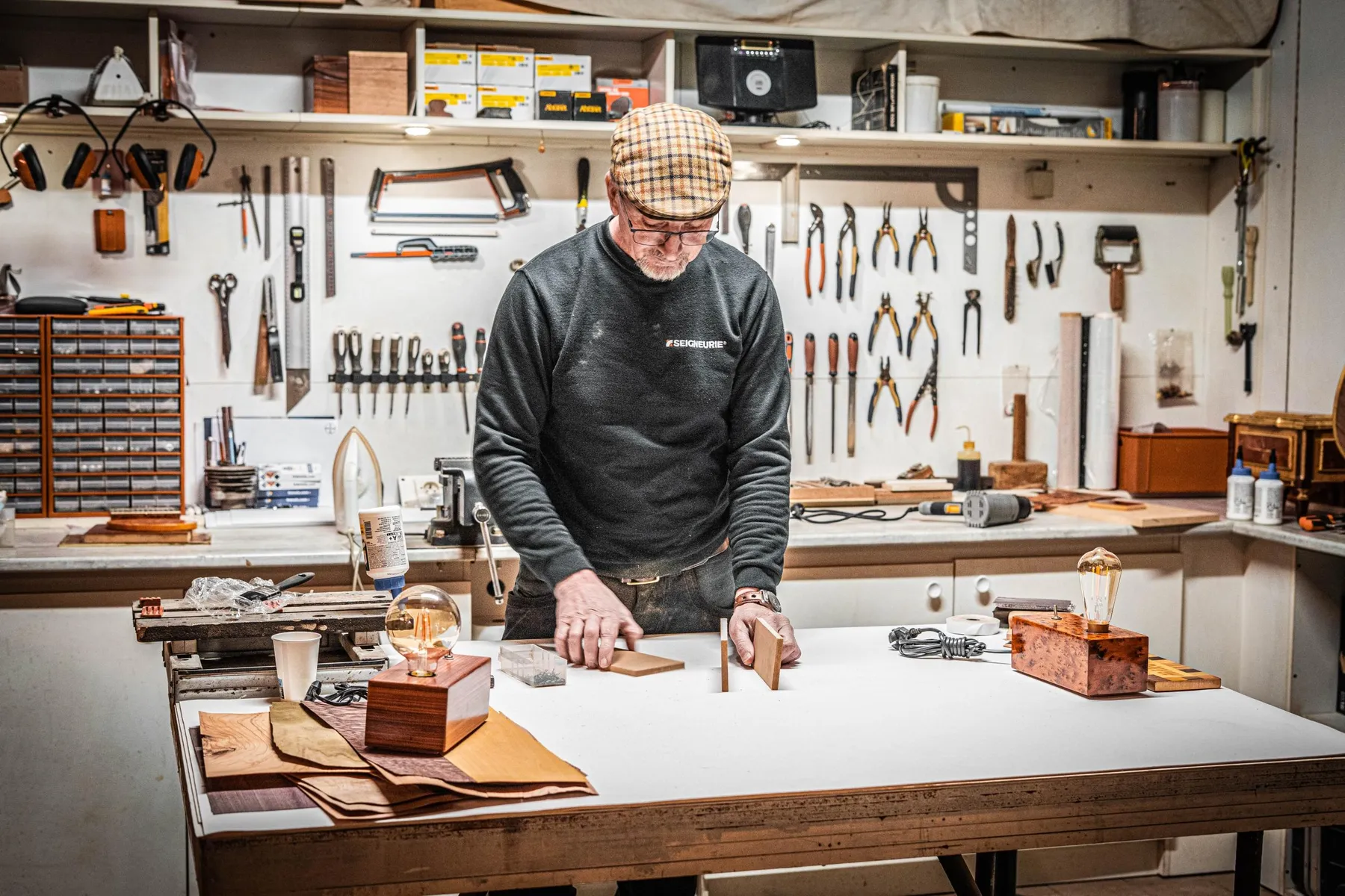 Fabriquez votre lampe Edison au design soigné sur une journée avec David - Image n°5 - Wecandoo