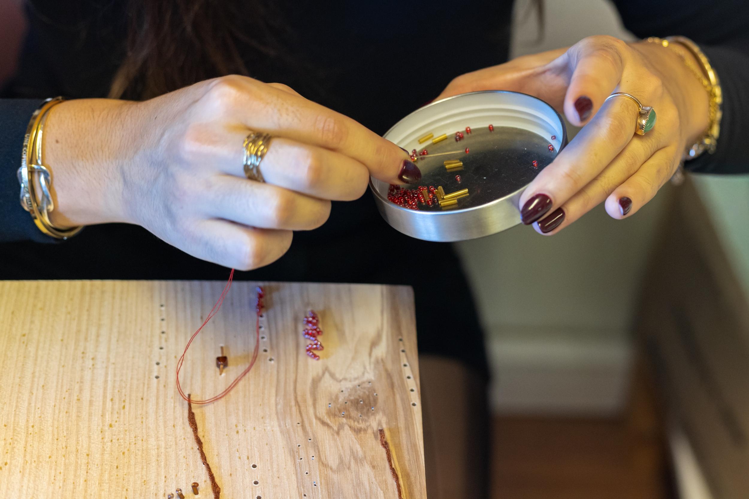 Créez votre objet décoratif unique avec miroir et broderie d'art - Image n°3 - Wecandoo