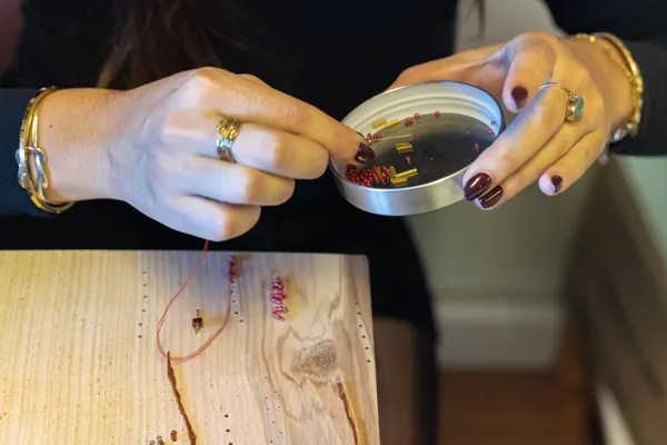 Créez votre objet décoratif unique avec miroir et broderie d'art - Image n°3 - Wecandoo