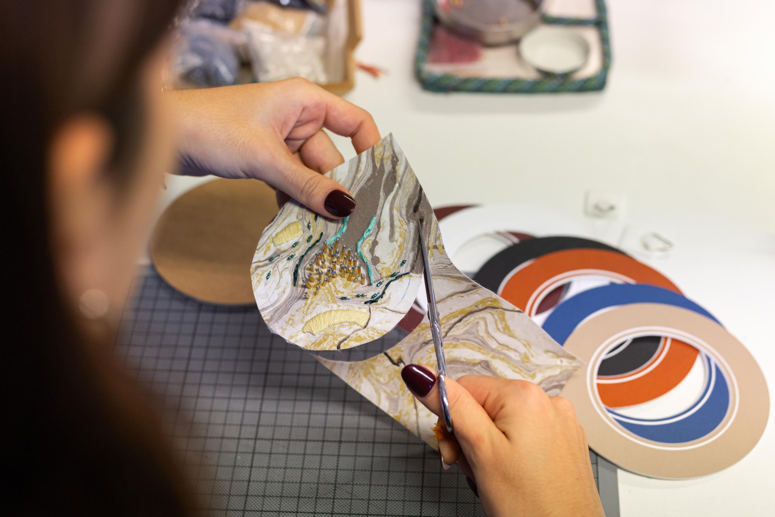 Réalisez votre cadre rond brodé sur métier à broder avec Éloïse - Image n°6 - Wecandoo