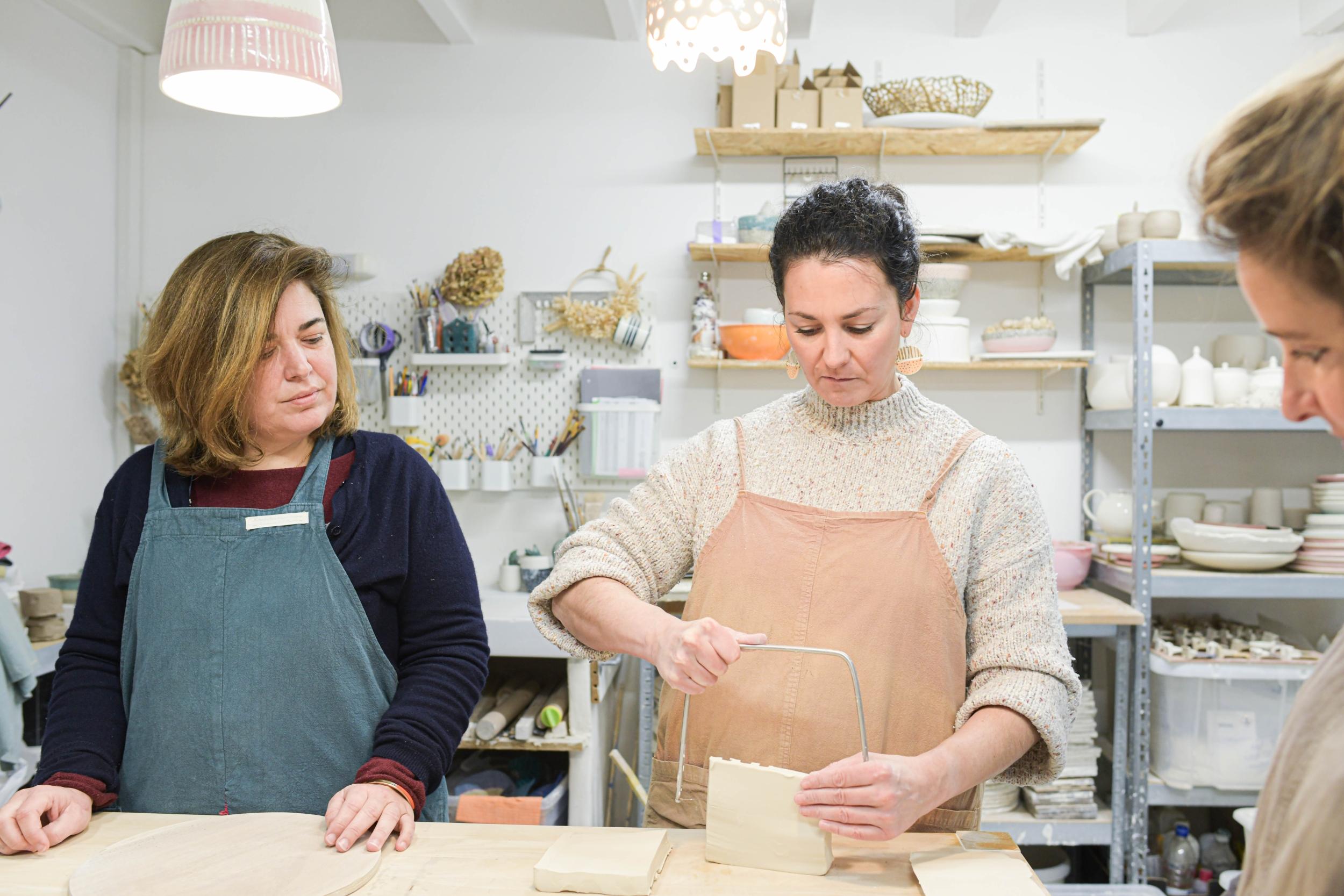 Créez vos boucles d'oreilles en porcelaine avec Angélique - Image n°8 - Wecandoo