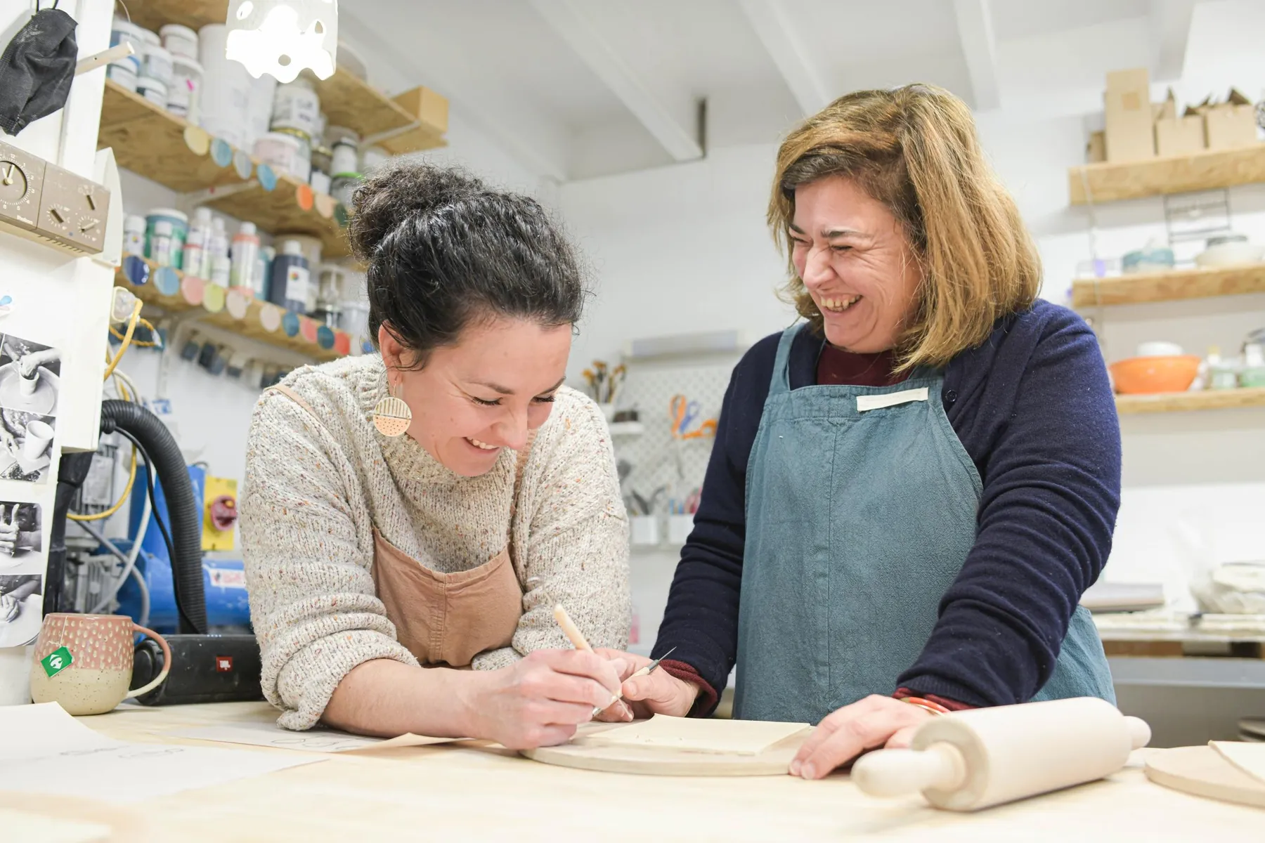 Créez vos boucles d'oreilles en porcelaine avec Angélique - Image n°3 - Wecandoo