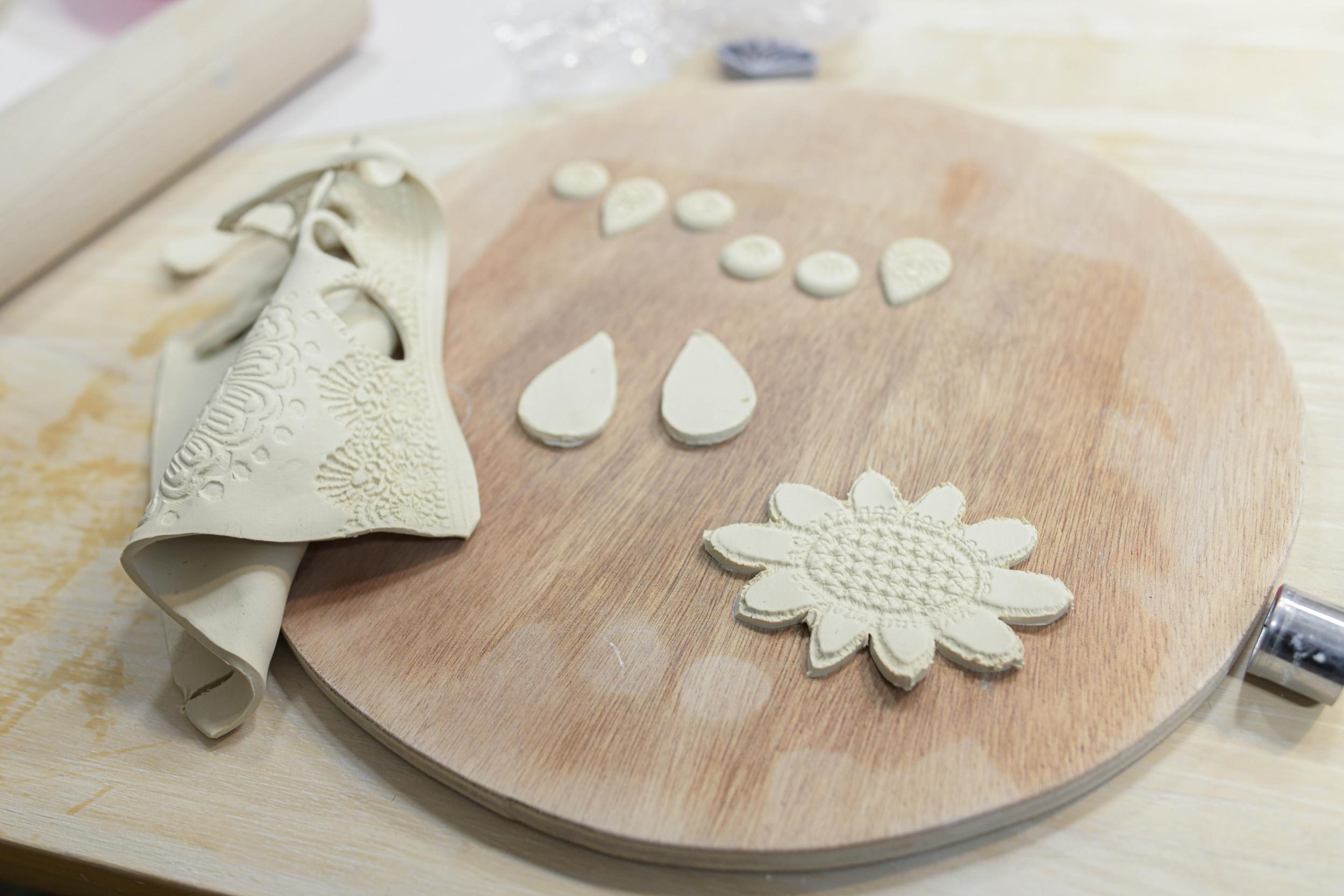 Créez vos boucles d'oreilles en porcelaine avec Angélique - Image n°10 - Wecandoo