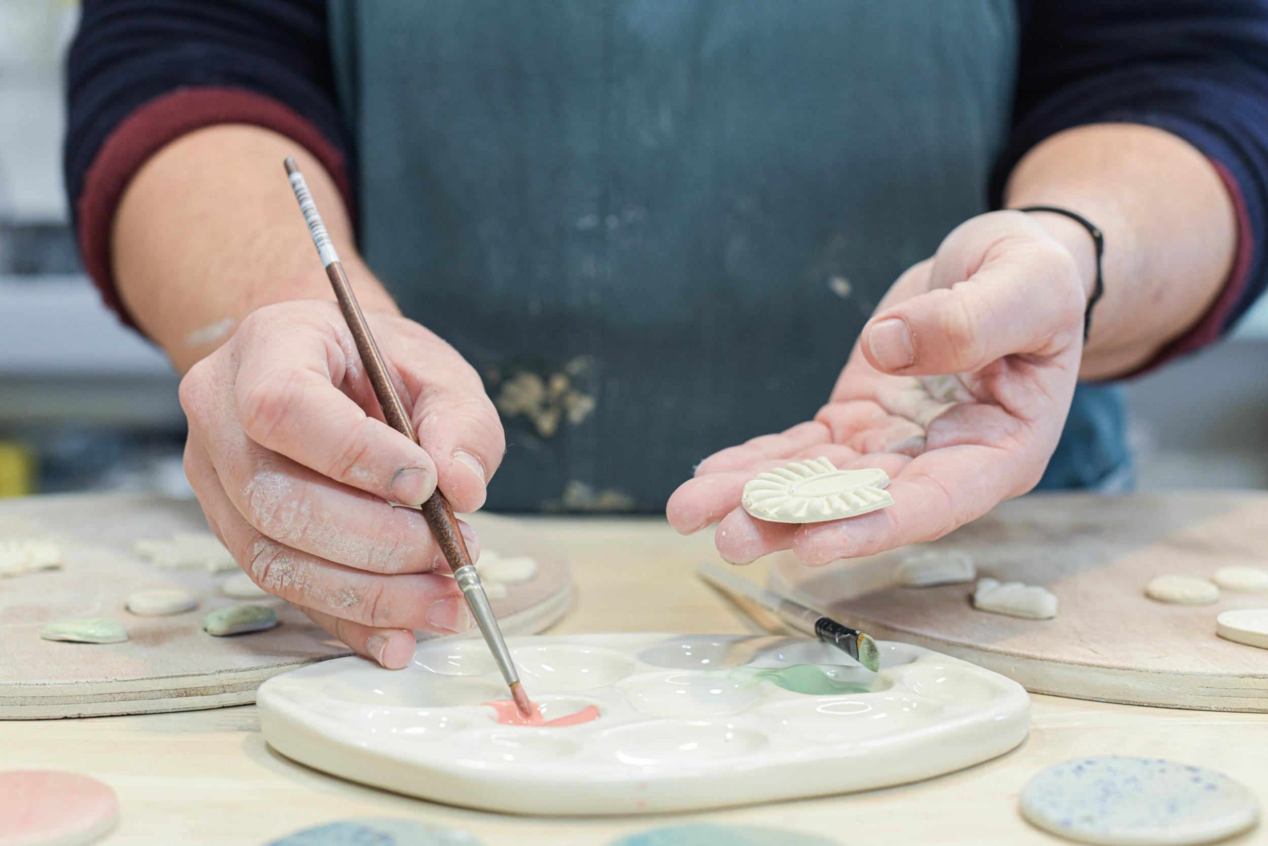 Créez vos boucles d'oreilles en porcelaine avec Angélique - Image n°1 - Wecandoo