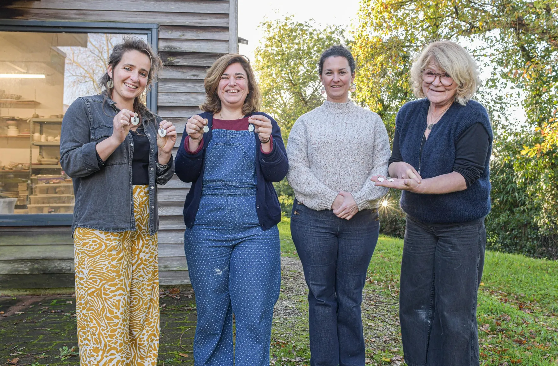Créez vos boucles d'oreilles en porcelaine avec Angélique - Image n°2 - Wecandoo