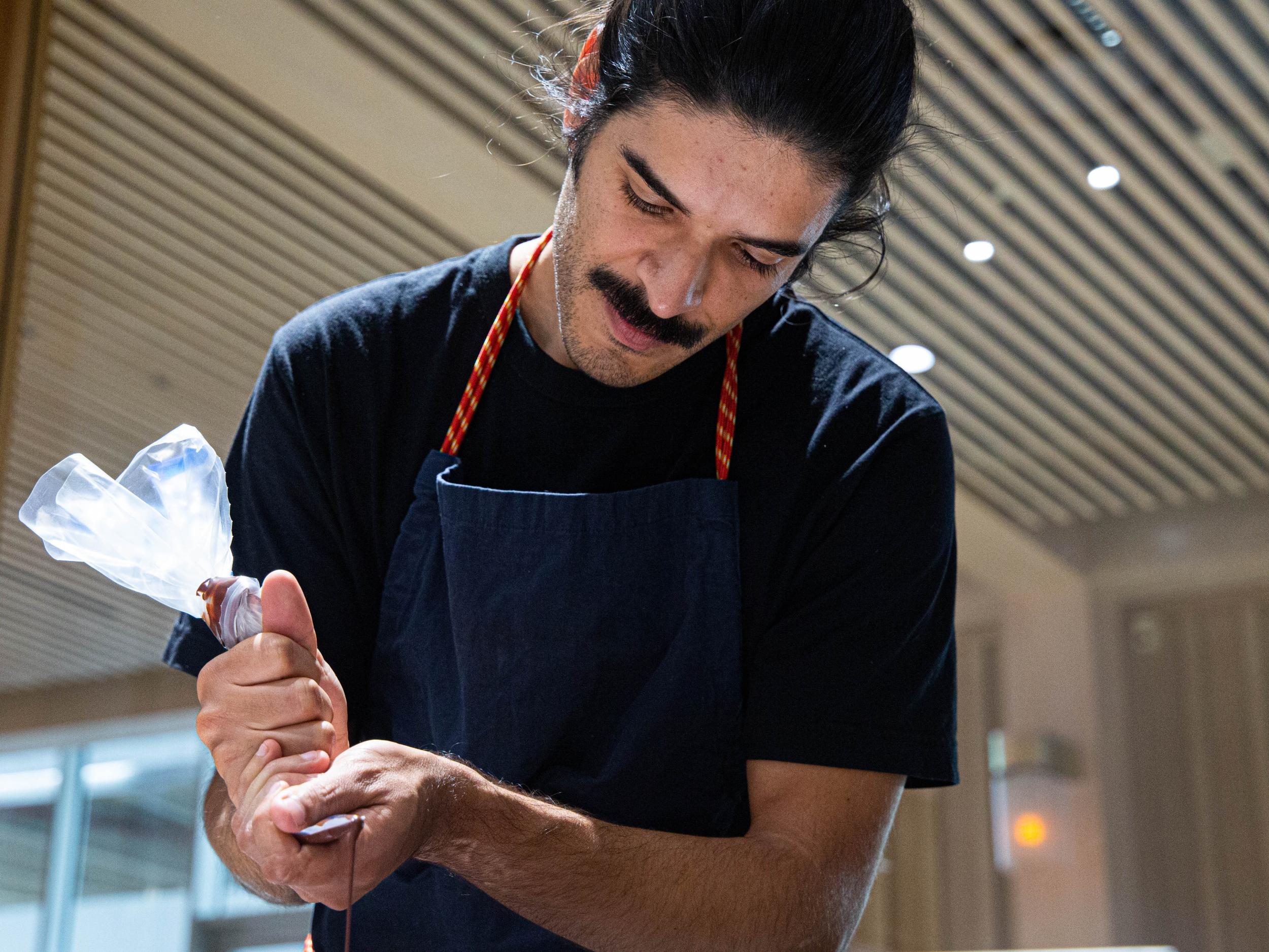 Apprenez à faire votre chocolat bean to bar avec Erick - Image n°7 - Wecandoo