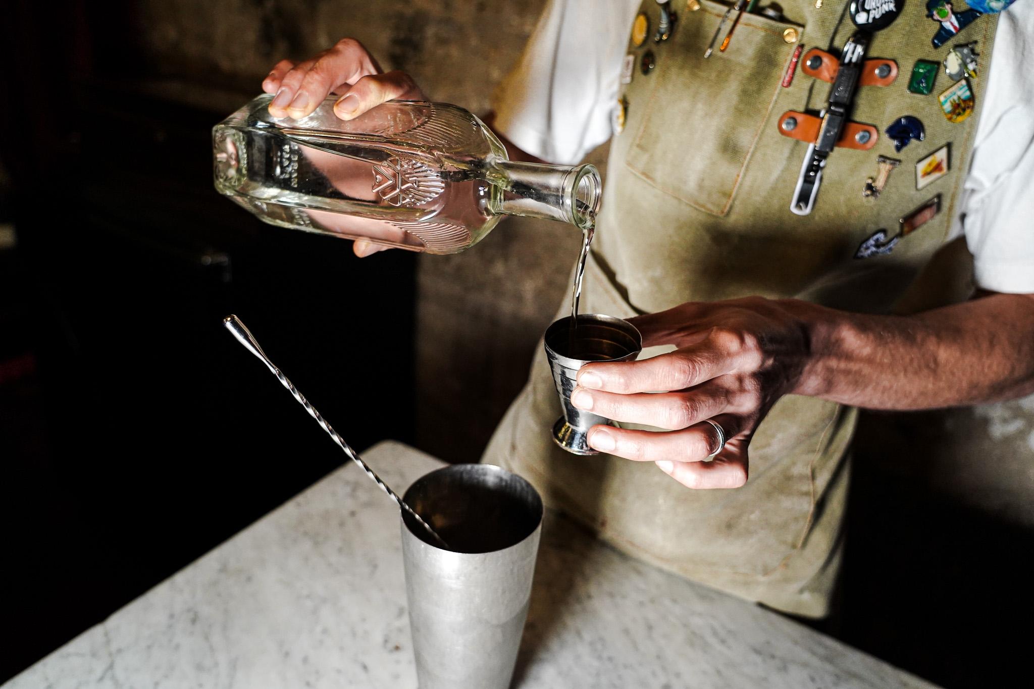 Réalisez trois grands cocktails classiques emblématiques dans un speakeasy avec Raphaël et son équipe - Image n°6 - Wecandoo