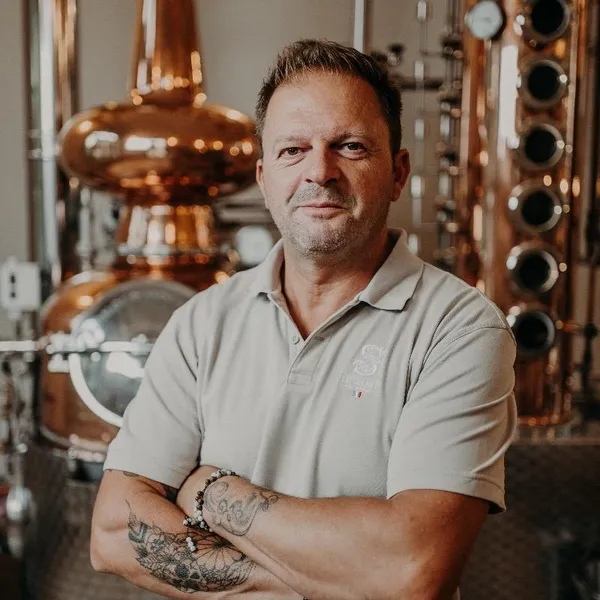 Cyril : Distillateur à Plombières-lès-Dijon