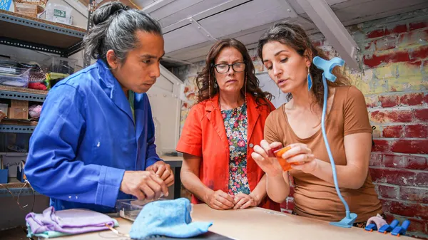 Fabriquez votre bouquet de fleurs en vitrail avec Diane - Image n°3 - Wecandoo