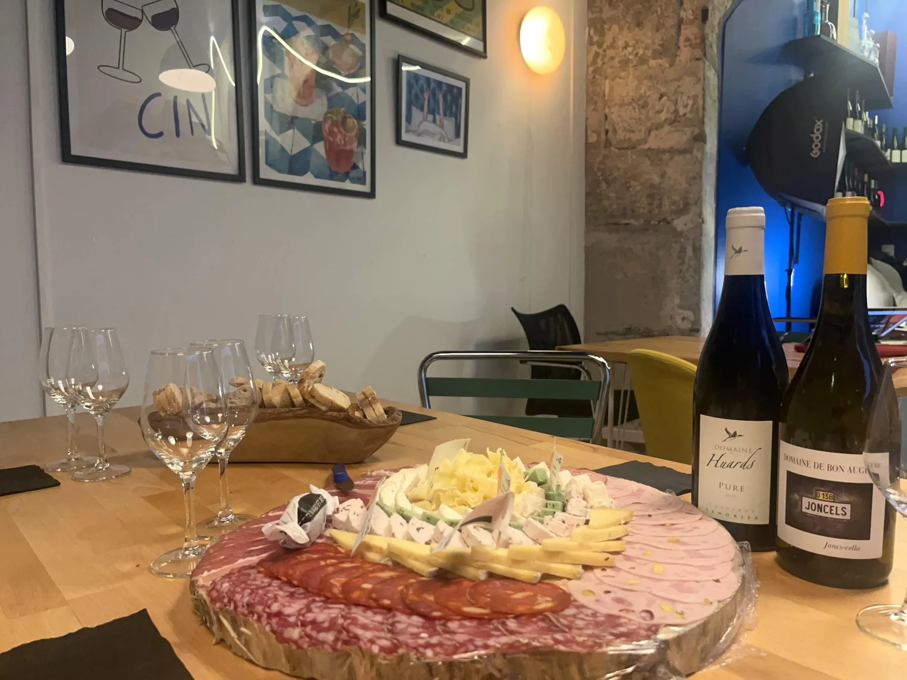 Dégustez 5 vins accompagnés de fromages et charcuteries artisanales avec Enora - Image n°4 - Wecandoo
