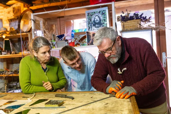 Découvrez la technique du vitrail sur une journée avec Corinne - Image n°3 - Wecandoo