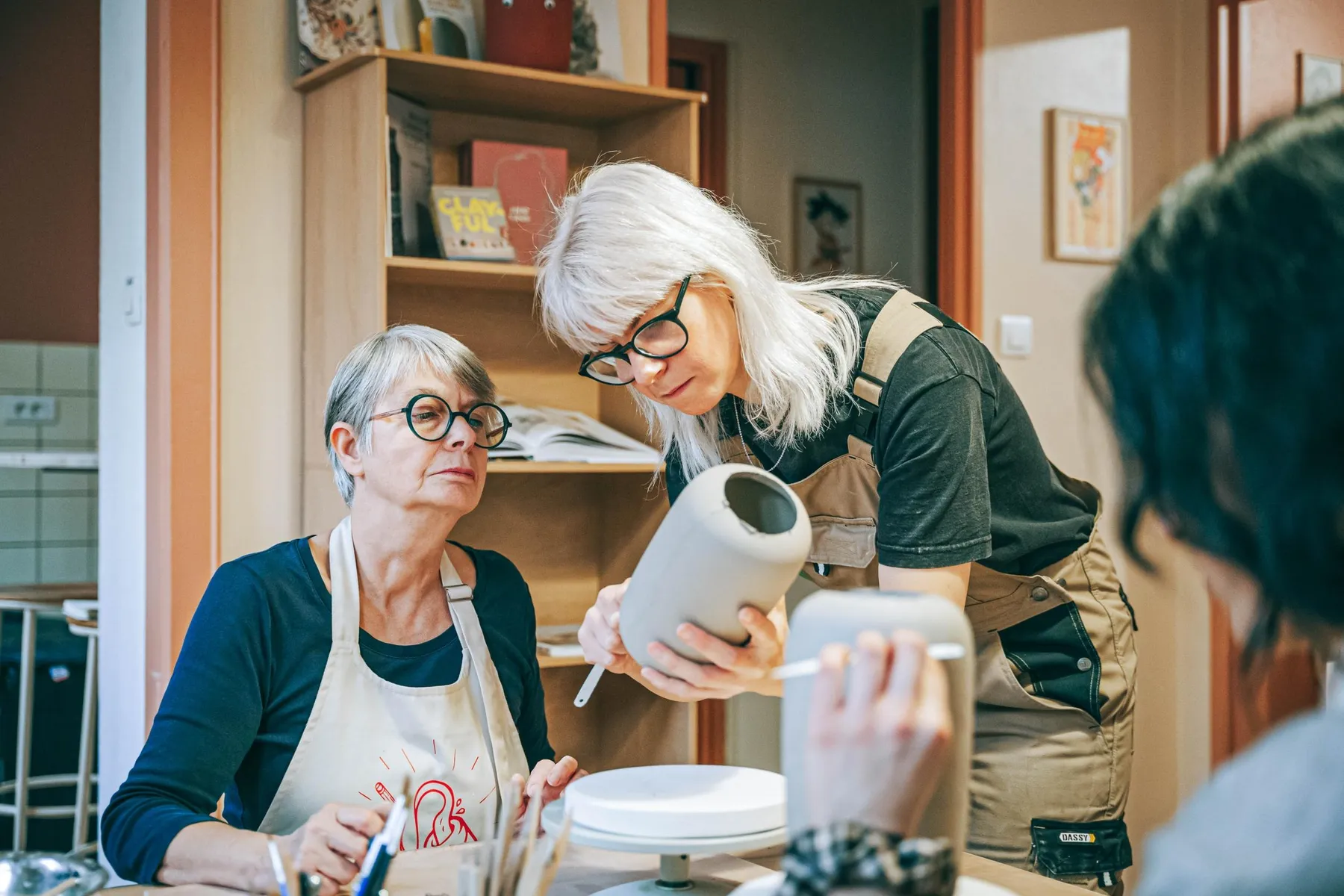 Coulez votre vase en céramique avec Nour - Image n°1 - Wecandoo