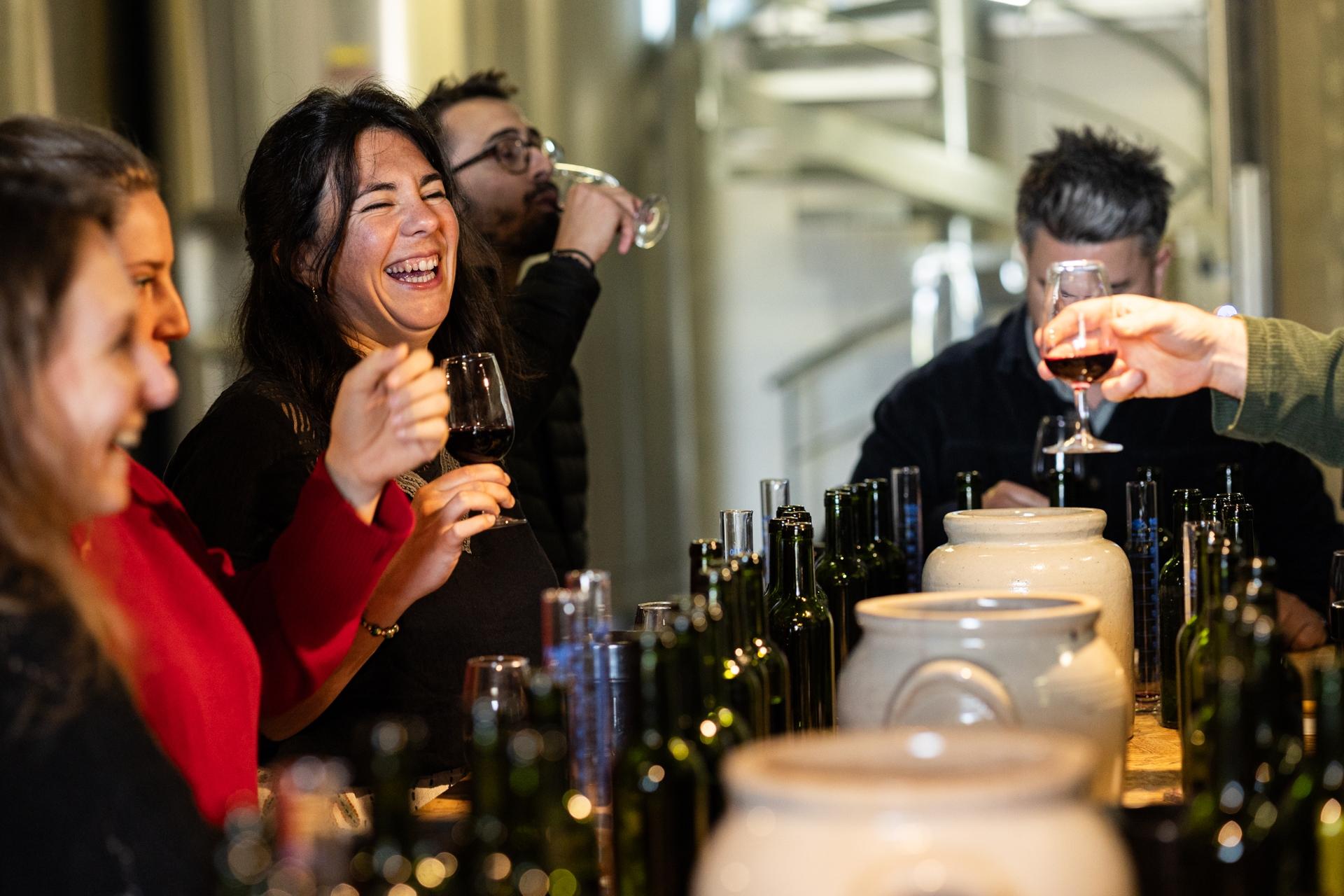 Surprenez votre équipe et initiez-vous à la dégustation de vin avec Coraline - Image n°2 - Wecandoo