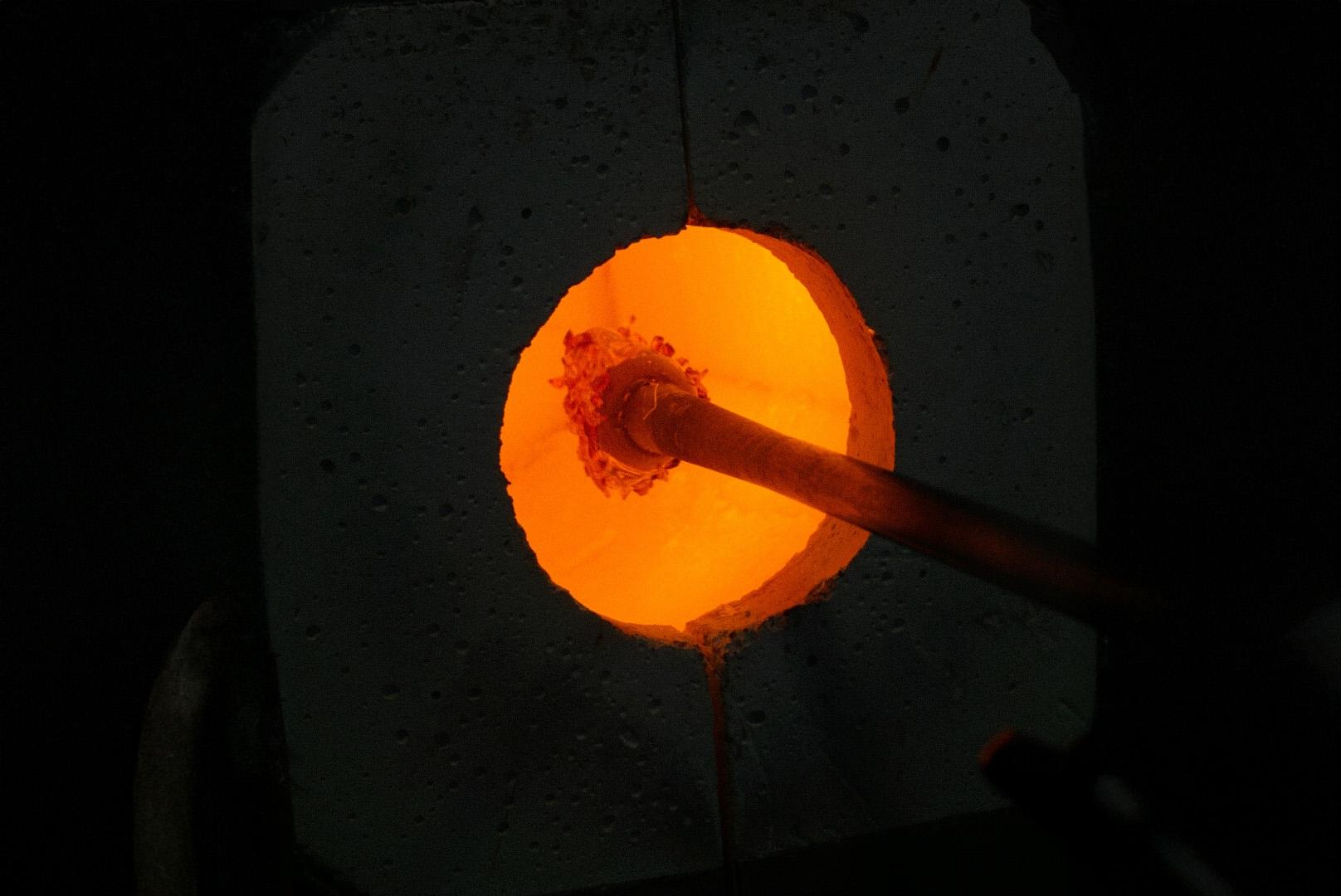 Créez votre décoration en verre soufflé avec Simon et son équipe - Image n°5 - Wecandoo