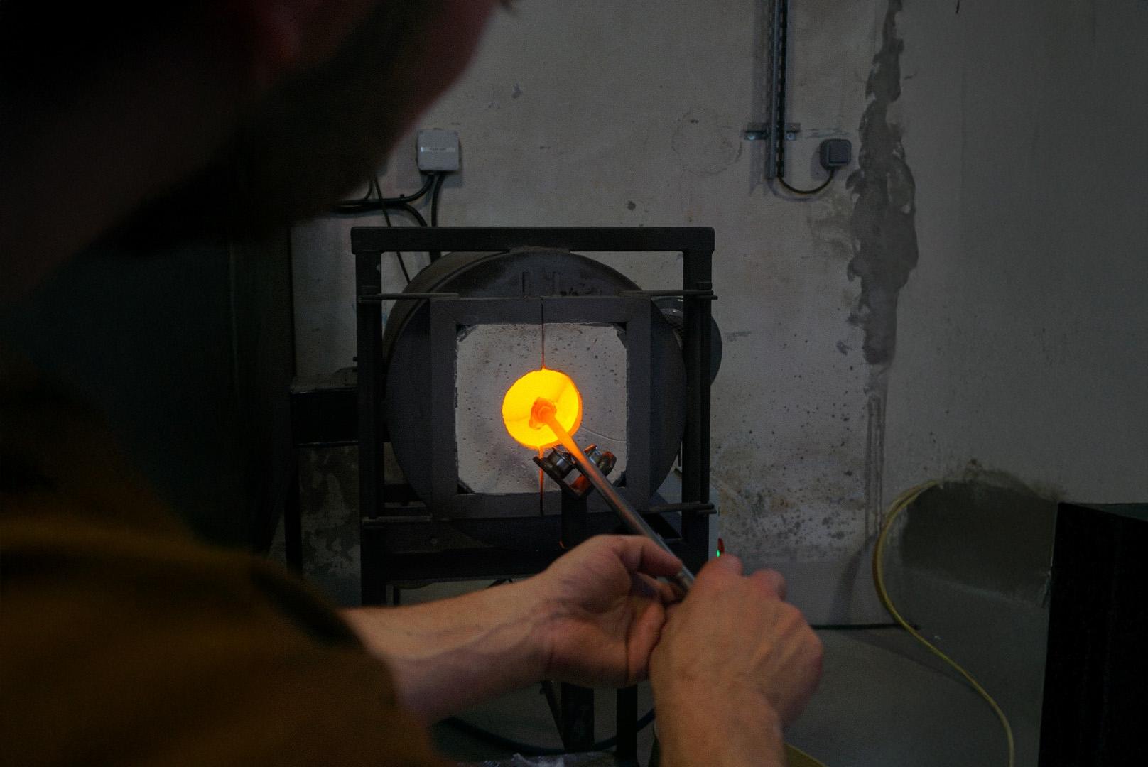 Créez votre décoration en verre soufflé avec Simon et son équipe - Image n°6 - Wecandoo