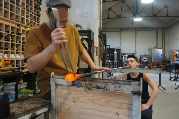 Créez votre décoration en verre soufflé avec Simon et son équipe - Image n°2 - Wecandoo