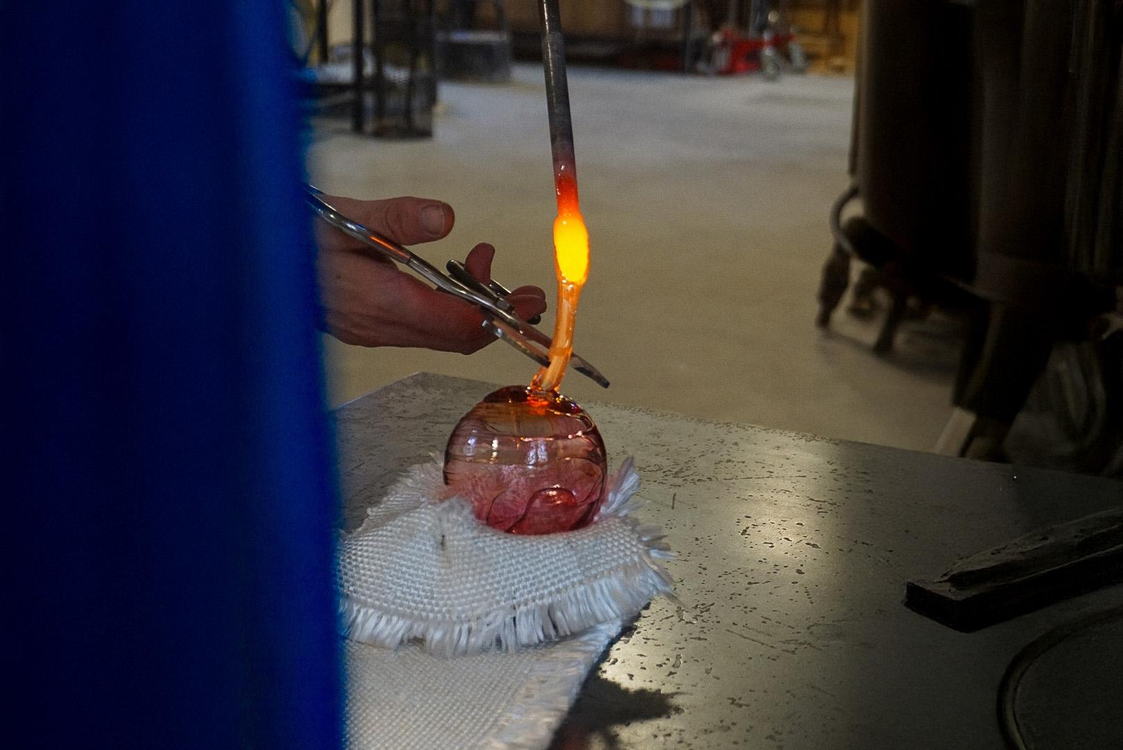 Créez votre décoration en verre soufflé avec Simon et son équipe - Image n°7 - Wecandoo