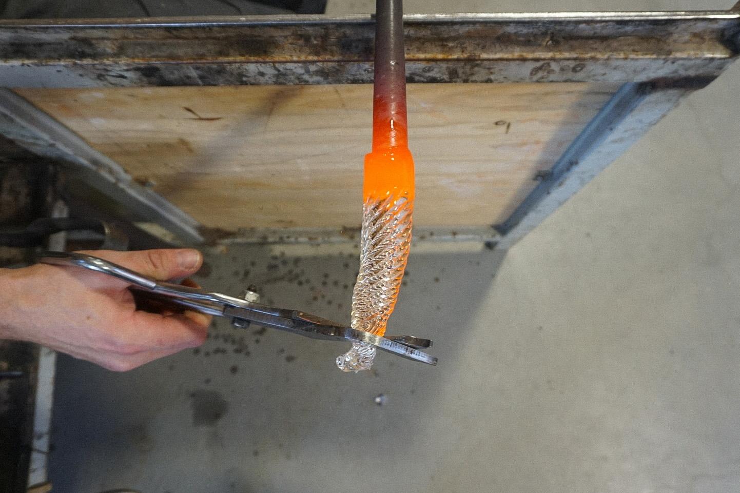 Créez votre décoration en verre soufflé avec Simon et son équipe - Image n°9 - Wecandoo