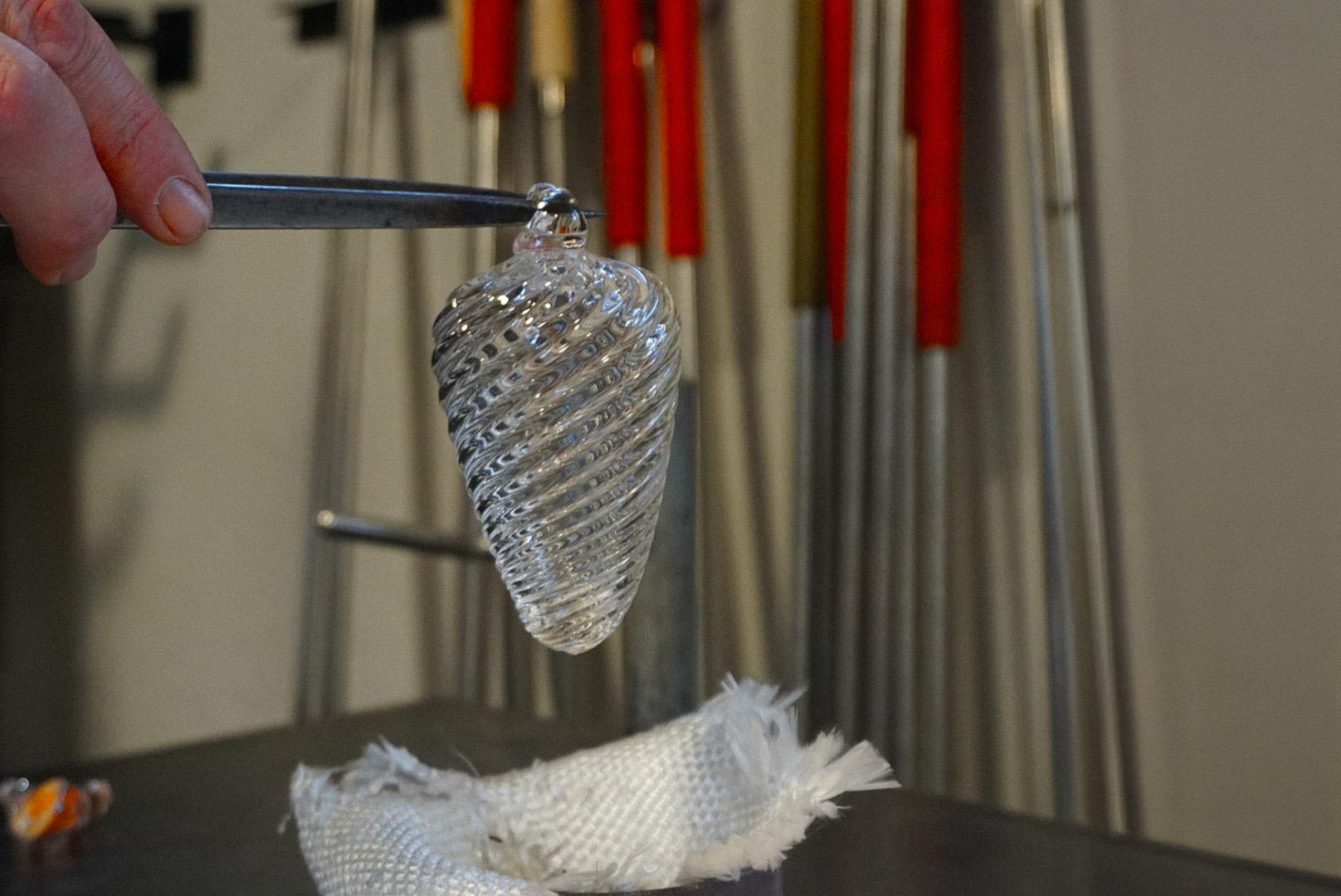 Créez votre décoration en verre soufflé avec Simon et son équipe - Image n°11 - Wecandoo