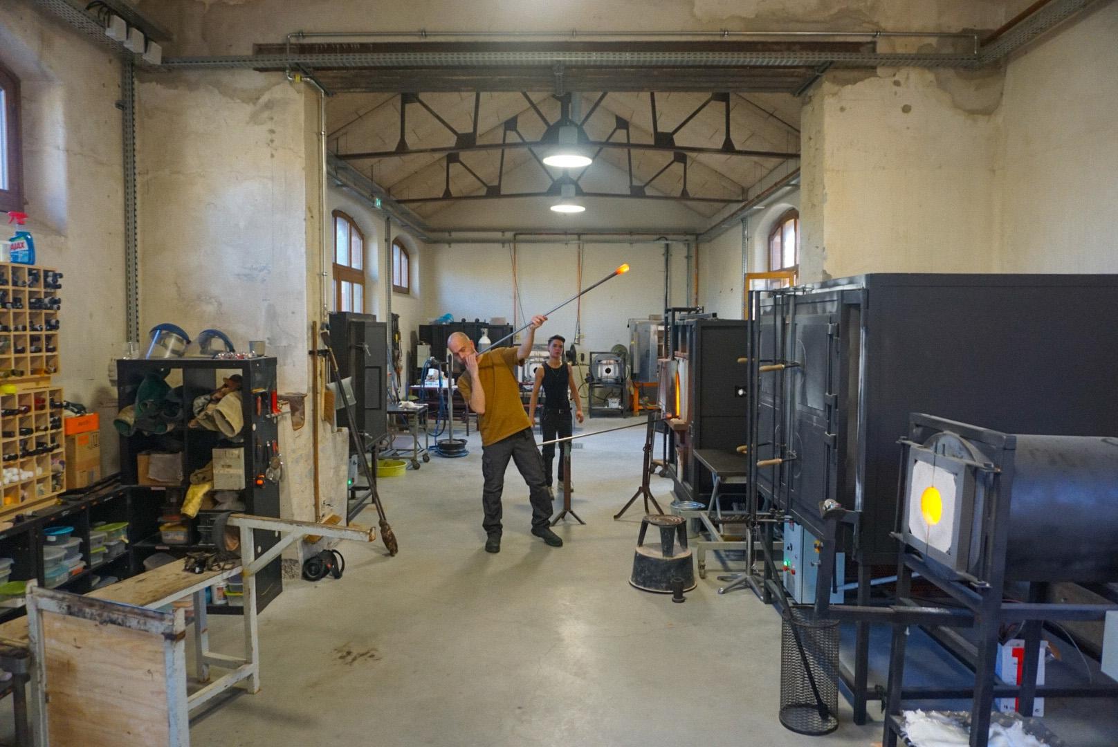 Créez votre décoration en verre soufflé avec Simon et son équipe - Image n°13 - Wecandoo