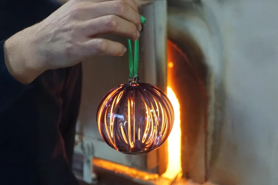 Créez votre décoration en verre soufflé avec Simon et son équipe - Image n°1 - Wecandoo