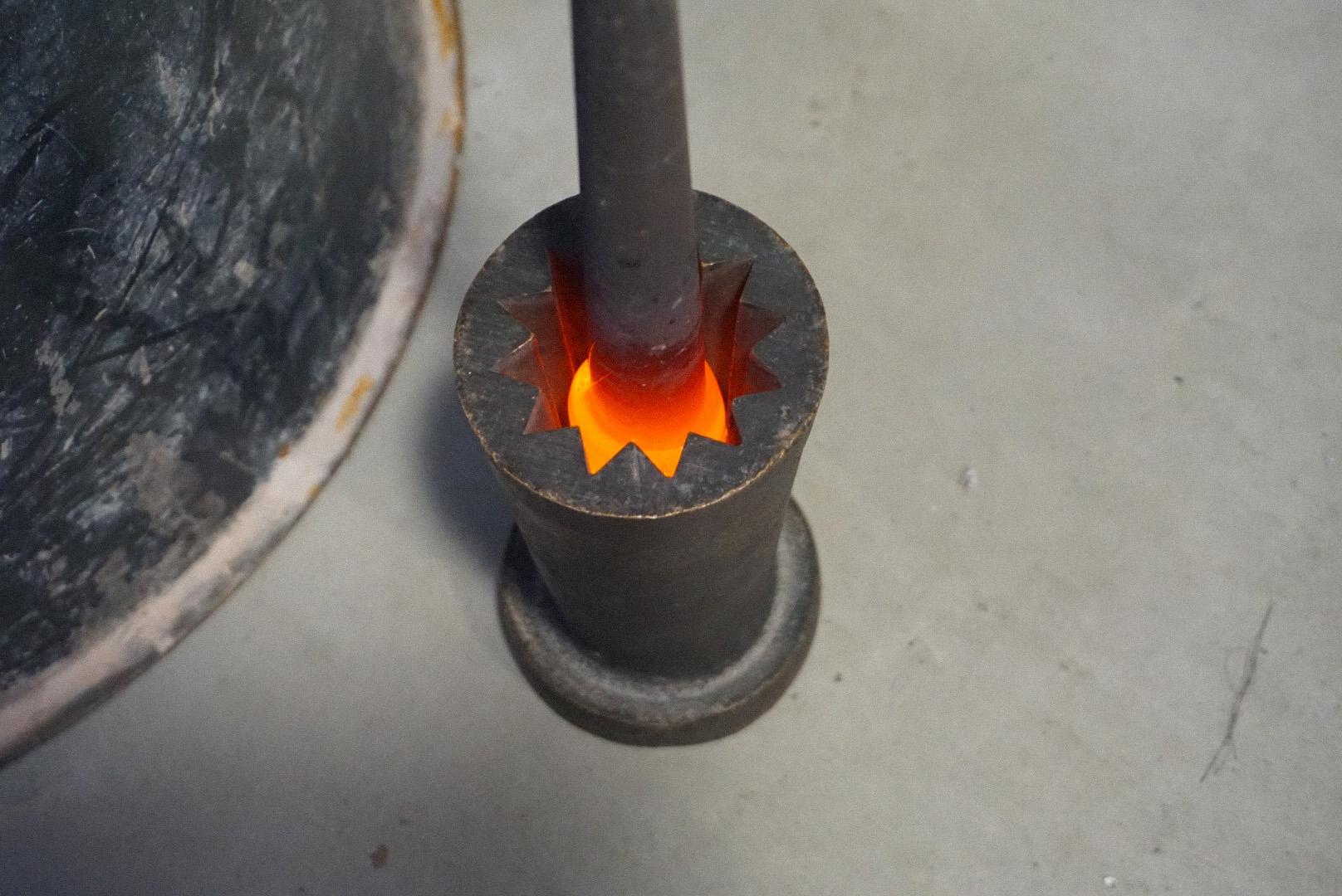 Créez votre décoration en verre soufflé avec Simon et son équipe - Image n°8 - Wecandoo