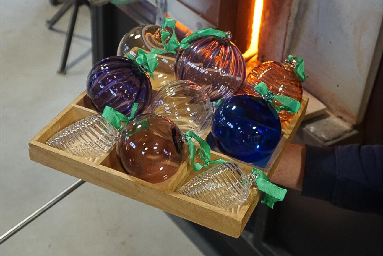 Créez votre décoration en verre soufflé avec Simon et son équipe - Image n°12 - Wecandoo