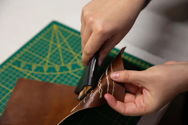 Confectionnez votre carnet en cuir et couture avec Soan - Image n°4 - Wecandoo