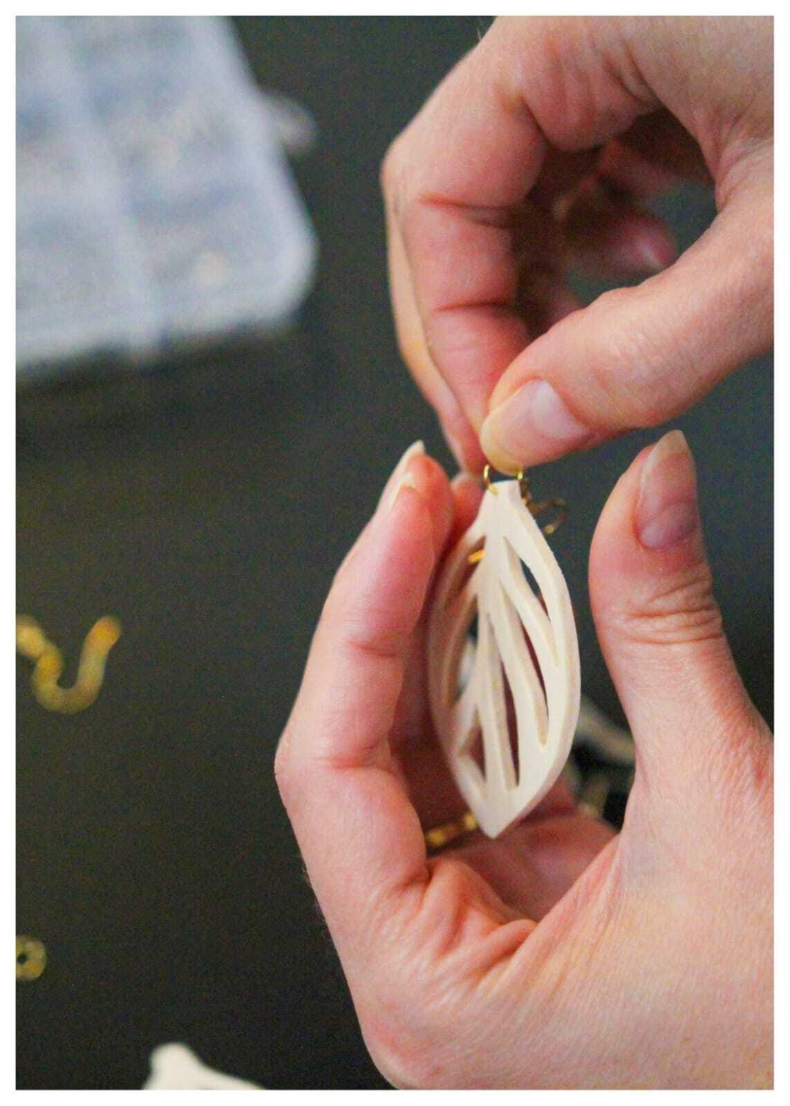 Réalisez vos boucles d'oreilles au chantournage à la scie manuelle avec Marie - Image n°7 - Wecandoo