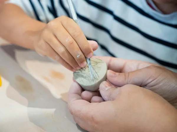 Modelez une création en céramique en duo avec votre enfant, accompagnés par Abla - Image n°5 - Wecandoo