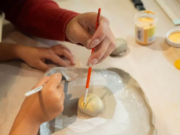 Modelez une création en céramique en duo avec votre enfant, accompagnés par Abla - Image n°2 - Wecandoo