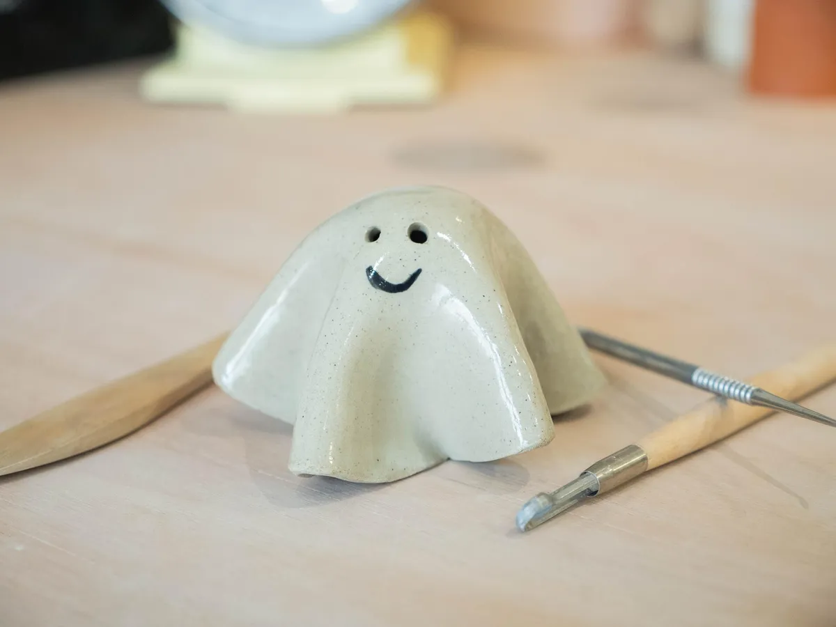 Modelez une création en céramique avec votre enfant