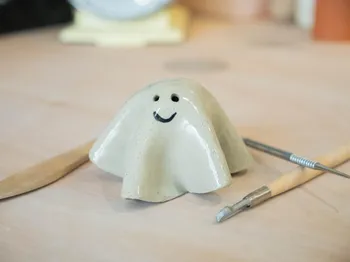 Modelez une création en céramique avec votre enfant