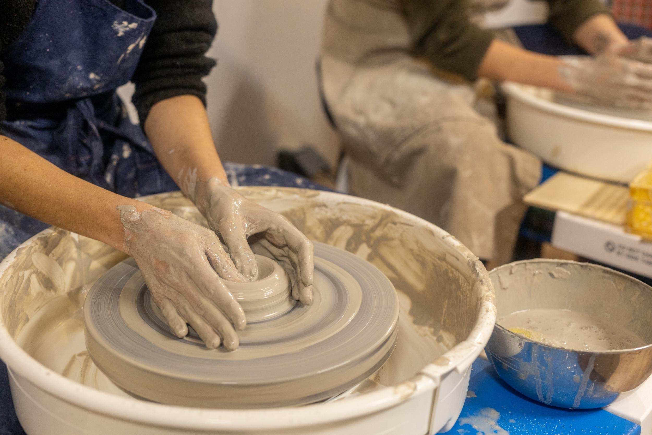 Initiez-vous au tour de potier avec Victoria - Image n°2 - Wecandoo