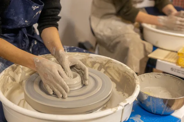 Initiez-vous au tour de potier avec Victoria - Image n°2 - Wecandoo