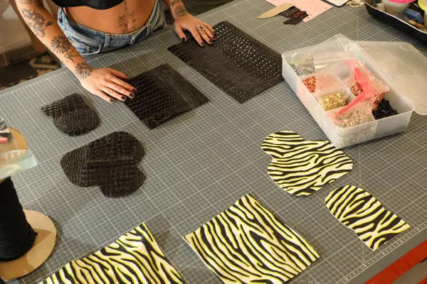 Réalisez votre trio de pièces en cuir recyclé avec Laetitia - Image n°2 - Wecandoo