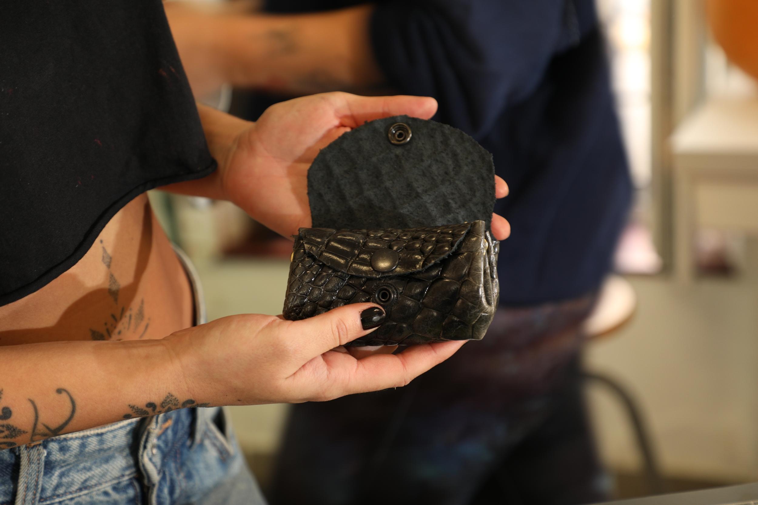 Réalisez votre trio de pièces en cuir recyclé avec Laetitia - Image n°8 - Wecandoo